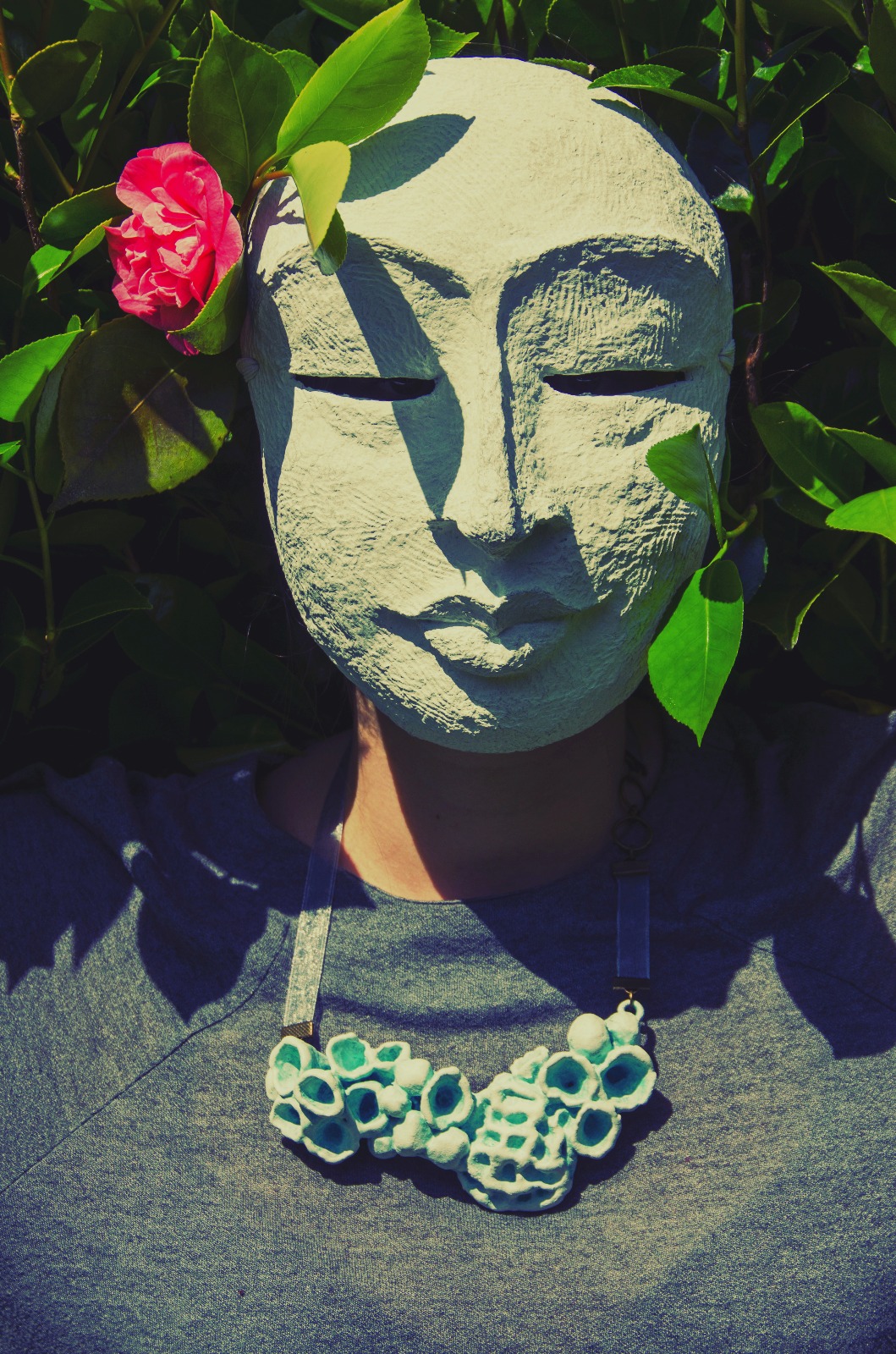 Máscara modelada en pasta de papel